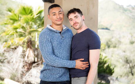 Der amerikanische Schönling Zion Nicholas und der harte Kerl Cayden Stone haben draußen Analsex