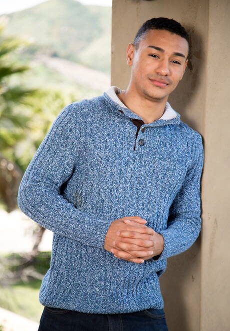 Next Door Studios: American pretty boy Zion Nicholas and tough guy Cayden Stone have anal sex outside