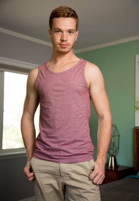 Heiße Amerikaner, der schöne Junge Dacotah Red und der muskulöse Alex James ficken nach dem Blowjob