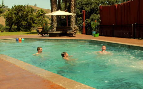 Die geilen Jungs Jackson Cooper, Ryan Jordan und Dante Colle haben einen heißen Dreier-Sex am Pool