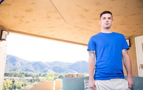 James Sinner, musclé, pose nu et montre son cul serré