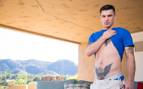 James Sinner, musclé, pose nu et montre son cul serré