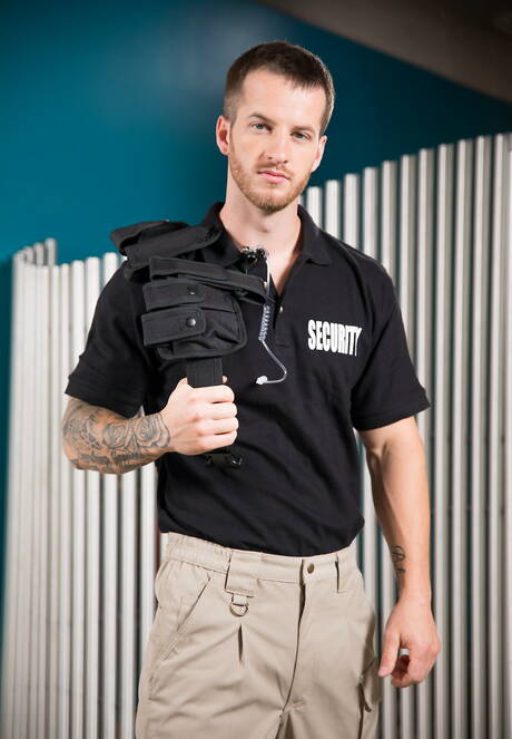 O galã americano Quentin Gainz e o garanhão Justin Matthews fodem a bunda depois de chupar um pau