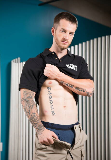 O galã americano Quentin Gainz e o garanhão Justin Matthews fodem a bunda depois de chupar um pau