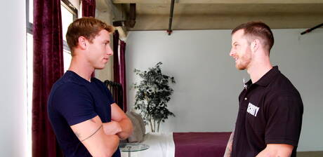 O galã americano Quentin Gainz e o garanhão Justin Matthews fodem a bunda depois de chupar um pau