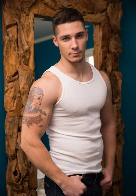 Next Door Studios: Los simpáticos amigos americanos, el cachondo Spencer Laval y el supersemental Roman Eros tienen un buen sexo.