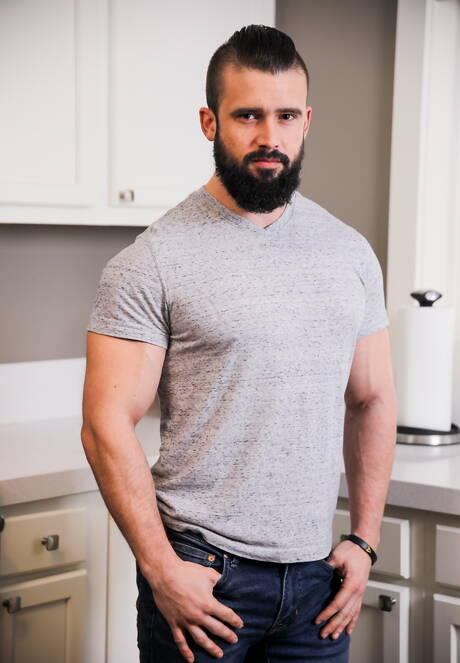 De knappe Amerikaanse sterren Mathias en de stoere Carter Woods zuigen en neuken elkaar in de keuken