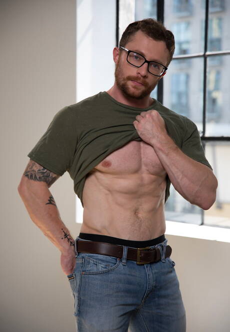 Les beaux mecs américains Markie More et le super étalon Nathan Styles dans une sodomie hard