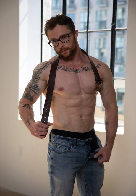 Les beaux mecs américains Markie More et le super étalon Nathan Styles dans une sodomie hard