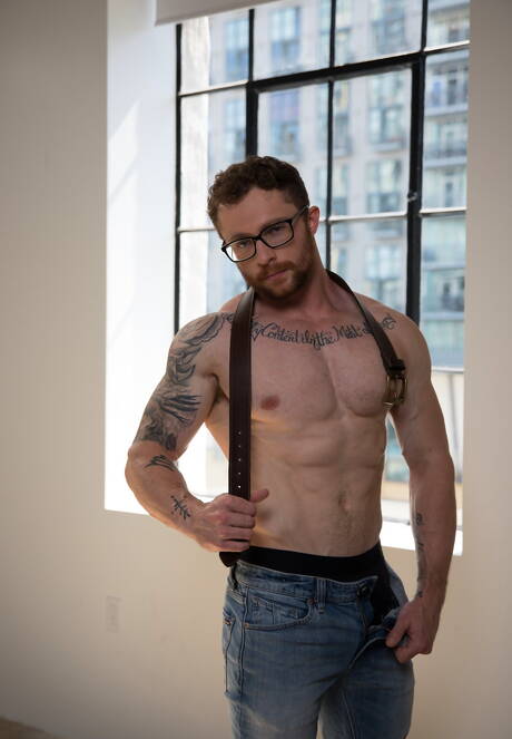 Les beaux mecs américains Markie More et le super étalon Nathan Styles dans une sodomie hard