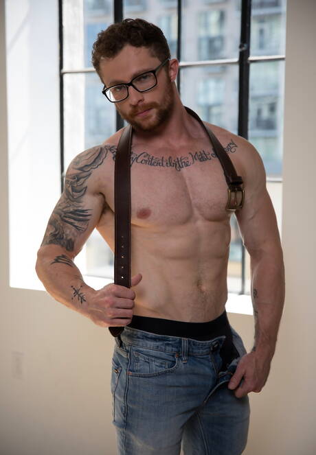 Les beaux mecs américains Markie More et le super étalon Nathan Styles dans une sodomie hard