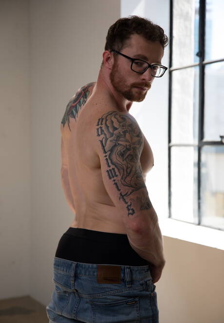 Les beaux mecs américains Markie More et le super étalon Nathan Styles dans une sodomie hard