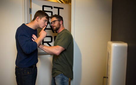 Les beaux mecs américains Markie More et le super étalon Nathan Styles dans une sodomie hard