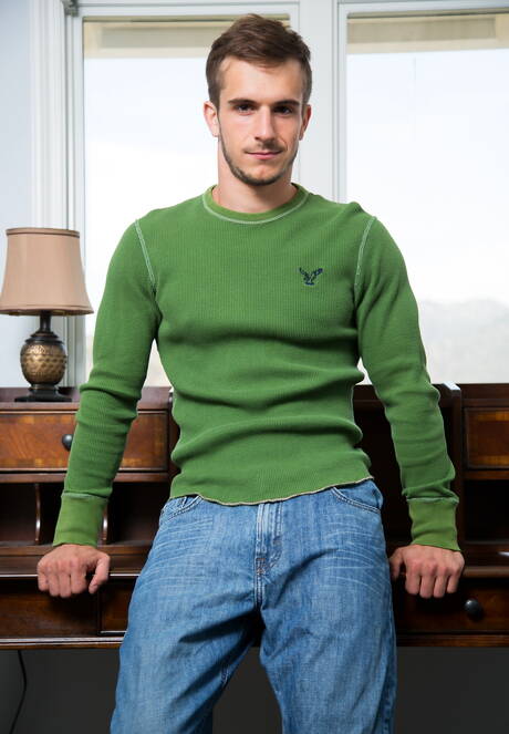 Die haarigen amerikanischen Hengst Donte Thick und Nicholas Ryder bohren einen Arsch