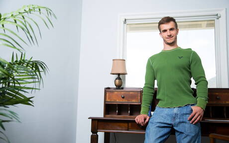 Die haarigen amerikanischen Hengst Donte Thick und Nicholas Ryder bohren einen Arsch