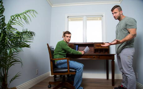 Die haarigen amerikanischen Hengst Donte Thick und Nicholas Ryder bohren einen Arsch