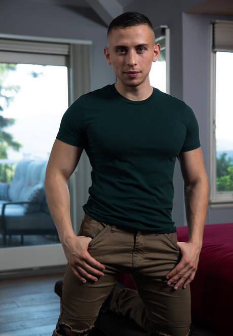 Two american guys beefy Dante Martin and beefcake Quentin Gainz have a hot couple sex