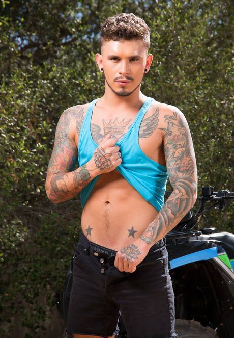 Two american dudes otter Ty Mitchell and stud Seth Knight have a hot sex outdoor