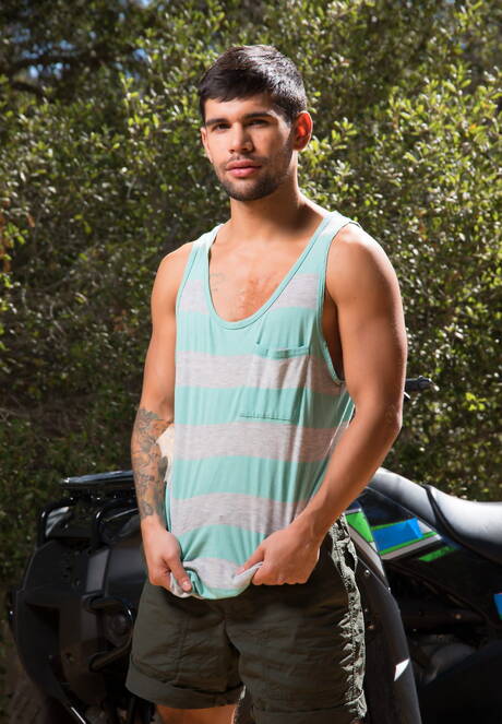 Twee Amerikaanse gasten, Ty Mitchell en hengst Seth Knight, hebben een hete seks in de buitenlucht