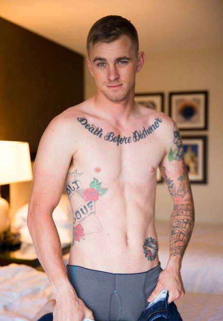 Der hübsche amerikanische Kerl Markie More und der junge Kerl Ryan Jordan haben Analsex mit Fisting