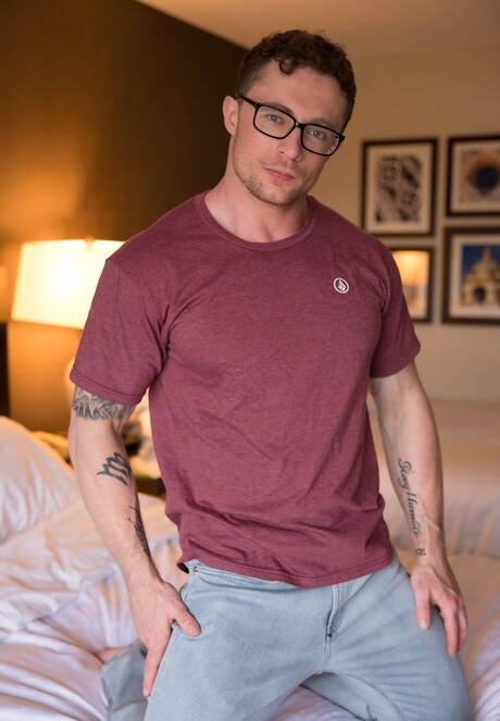 Der hübsche amerikanische Kerl Markie More und der junge Kerl Ryan Jordan haben Analsex mit Fisting