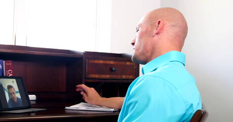 Os lindos caras americanos Trevor Laster e David Rose fodem a bunda depois de chupar um pau