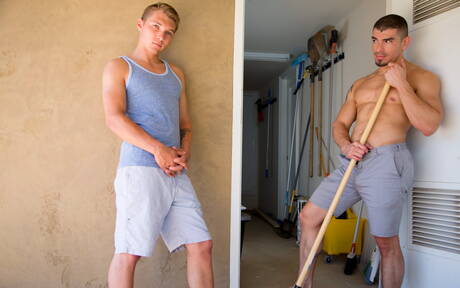 Zwei amerikanische Jungs, der bullige Jeremy Spreadums und der muskulöse Elye Black, bei heißer Arschfick-Action im Freien