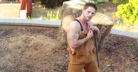 ホットなアメリカ人の男、ハスキーな男のローマン・トッドと若いマーカス・トレゾールが屋外でハードなアナルセックスをする