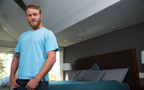 Dos estadounidenses, el supersemental Shawn Reeve y el musculoso Gunner, hacen el amor.