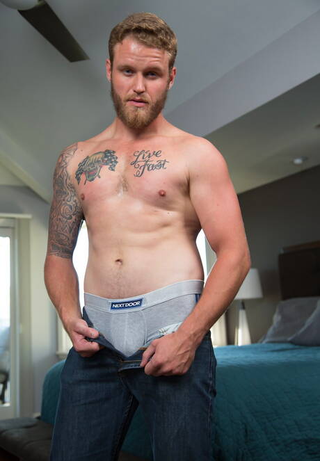 Dos estadounidenses, el supersemental Shawn Reeve y el musculoso Gunner, hacen el amor.