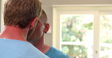 Dos estadounidenses, el supersemental Shawn Reeve y el musculoso Gunner, hacen el amor.