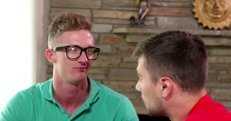 O gostoso garoto americano Princeton Price e o robusto Ty Derrick em sexo anal quente