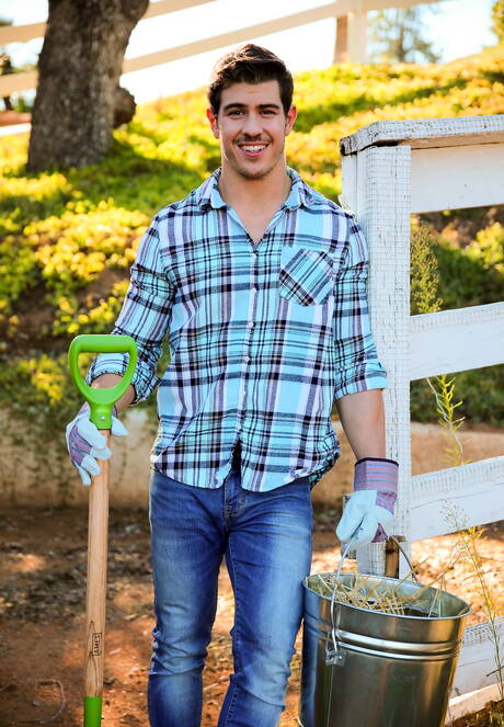 Kulturysta Elijah James prezentuje solidne ciało na zewnątrz