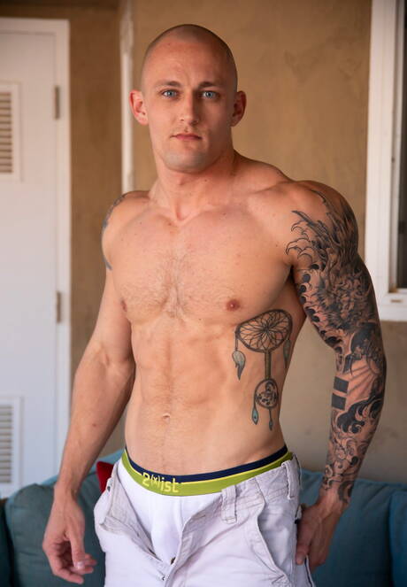 American strongman Trevor Laster and tough guy Chris Knight in hot anal sex