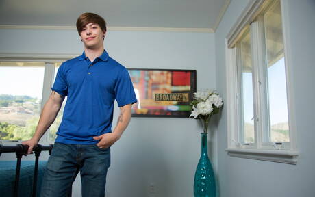 Muskularny Donnie Byski rozbiera się i pokazuje jędrny tyłek