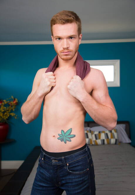 Il bel ragazzo americano Dacotah Red e il giovane Jamie Steel si scopano il culo dopo aver succhiato il cazzo