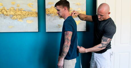 Przystojny amerykański chłopak, twardziel Trevor Laster i młody chłopak Ryan Jordan mają gorącą scenę pary