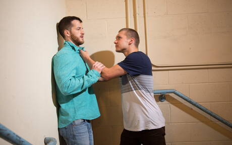 2人のアメリカ人の男、筋肉質のクエンティン・ゲインズと筋肉質のエリー・ブラックがチンポをしゃぶった後にアナルファック