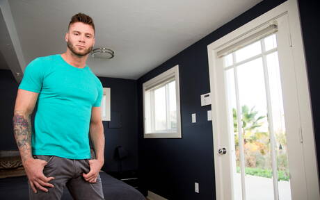 屈強な雄牛ジェームズ・レイが服を脱いで素敵なお尻を見せる