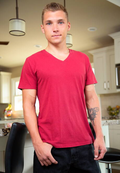 Der muskulöse Amerikaner Elye Black und Johnny B ficken nach dem Schwanzlutschen