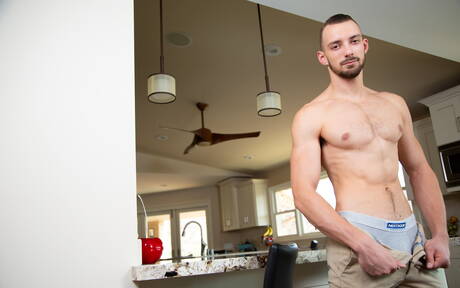 Der muskulöse Amerikaner Elye Black und Johnny B ficken nach dem Schwanzlutschen