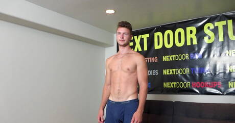 Husky facet Elijah masturbuje się