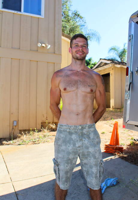 Der muskulöse David Skyler wichst draußen