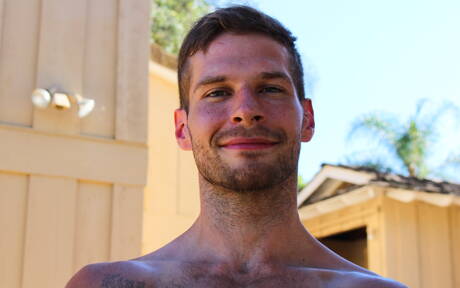 Der muskulöse David Skyler wichst draußen