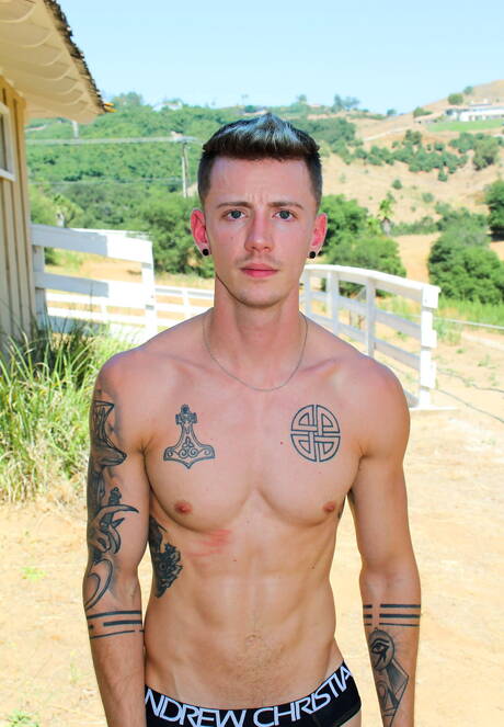 Bull Dante Foxx mostra corpo perfeito por fora