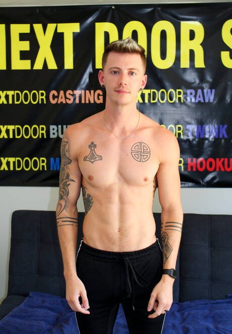 Bull Dante Foxx mostra corpo perfeito por fora