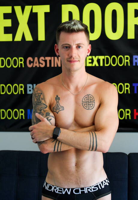 Bull Dante Foxx mostra corpo perfeito por fora