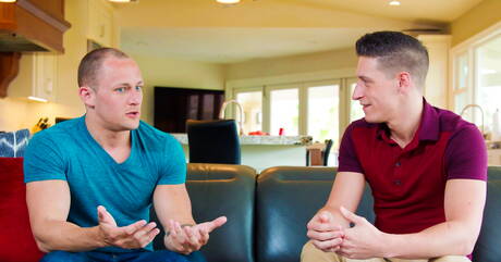 帥氣的美國男人，粗壯的Trevor Laster和帥哥Dalton Riley操他的屁股