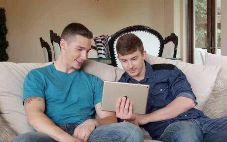 Heiße amerikanische Hengst Spencer Laval und Superhengst Nathan Styles ficken Arsch, nachdem sie Schwänze gelutscht haben