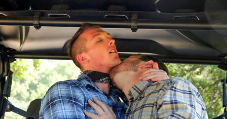 Dwóch amerykańskich chłopców, husky Mark Long i ogier Jackson Cooper, uprawiają miłość na zewnątrz